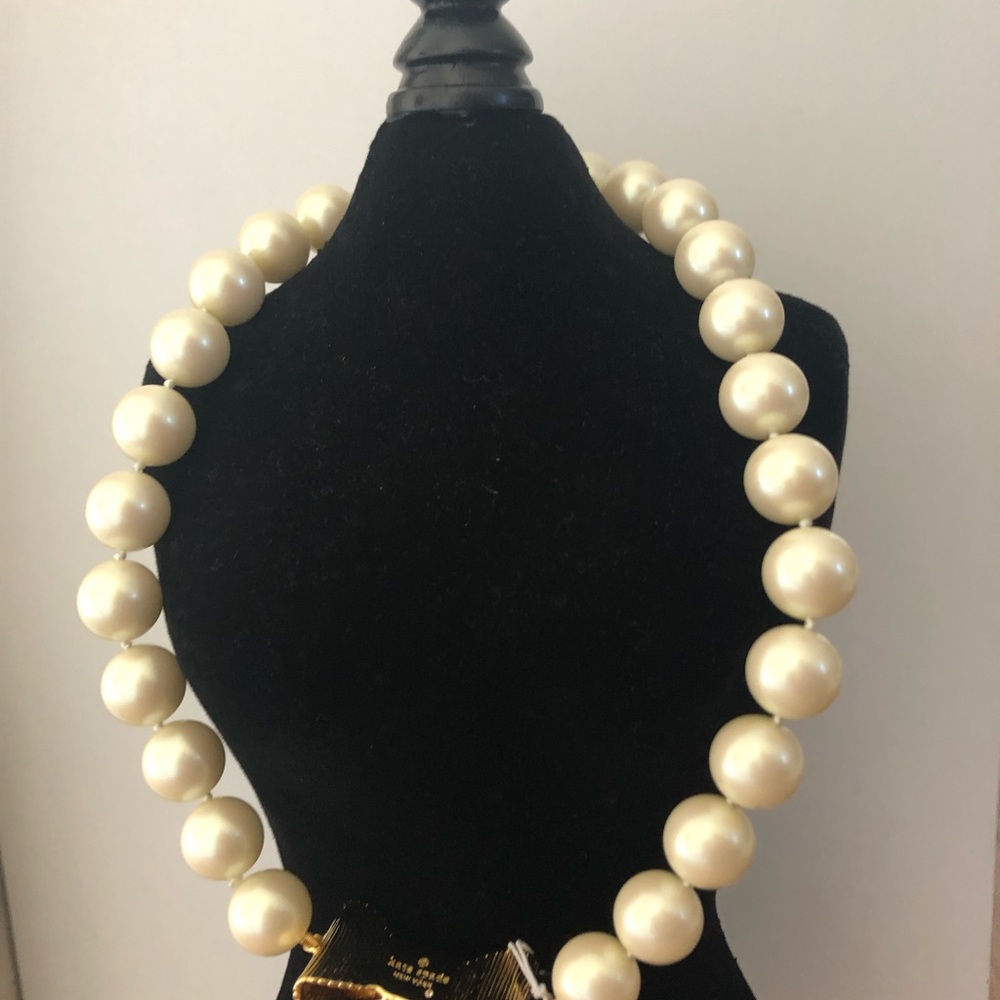 🌸🆕 Kate Spade White Pearl Necklace - Picture 2 of 2